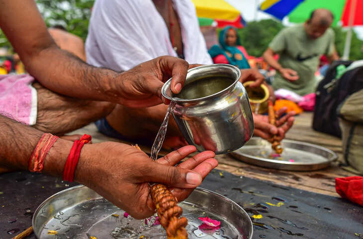 Garud Puran: परिवार में बेटा नहीं है तो कौन कर सकता है पितरों का श्राद्ध? गरुड़ पुराण में बताए गए नियम जानें