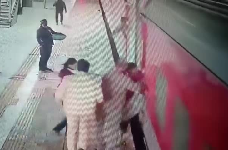 गंगापुर सिटी रेलवे स्टेशन पर बड़ा हादसा टला, वीडियो में देखें चलती ट्रेन से गिरती बच्ची की कॉन्स्टेबल ने बचाई जान