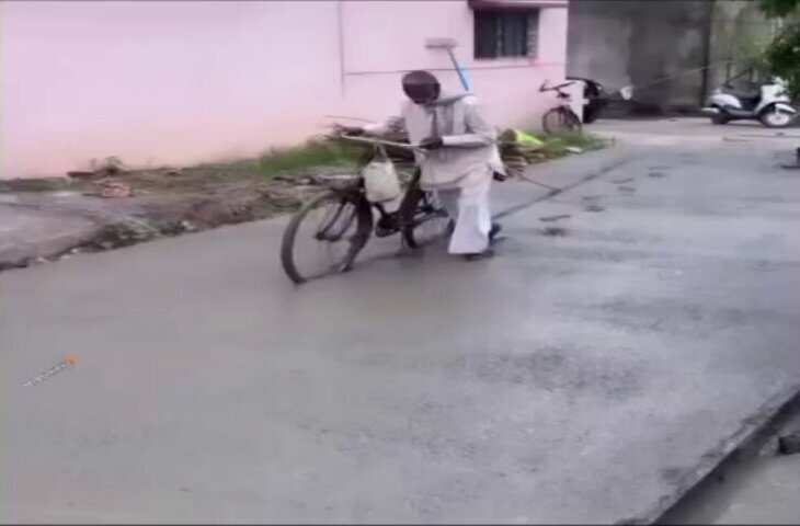 Viral Video: नई-नवेली सड़क पर साइकिल लेकर चढ़ गए चचा, आगे जो हुआ उसे देखकर यूजर्स बोले- 'ये क्या कर दिया!'​​​​​​​