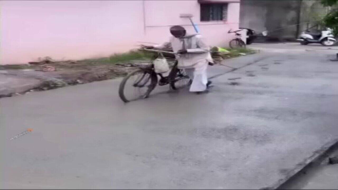 Viral Video: नई-नवेली सड़क पर साइकिल लेकर चढ़ गए चचा, आगे जो हुआ उसे देखकर यूजर्स बोले- 'ये क्या कर दिया!'