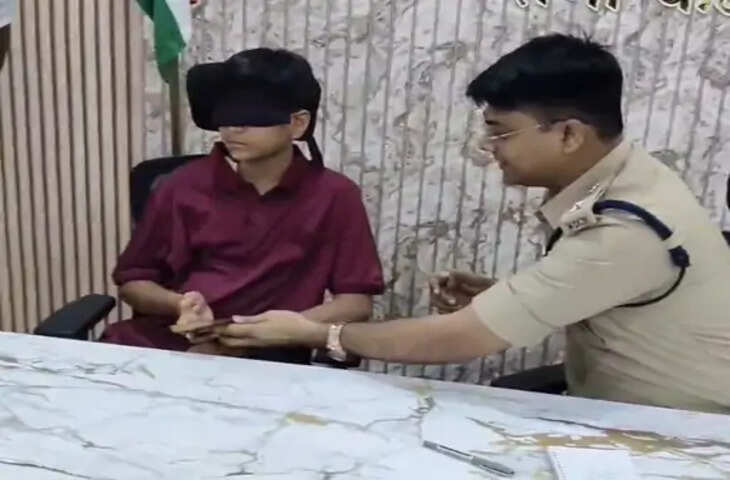 बुरहानपुर में &lsquo;ब्राइटर माइंड्स क्लासेस&rsquo; समापन समारोह में दिखी अनोखी प्रतिभा, एसपी के बेटे ने आंखों पर पट्टी बांधकर पढ़ा अखबार