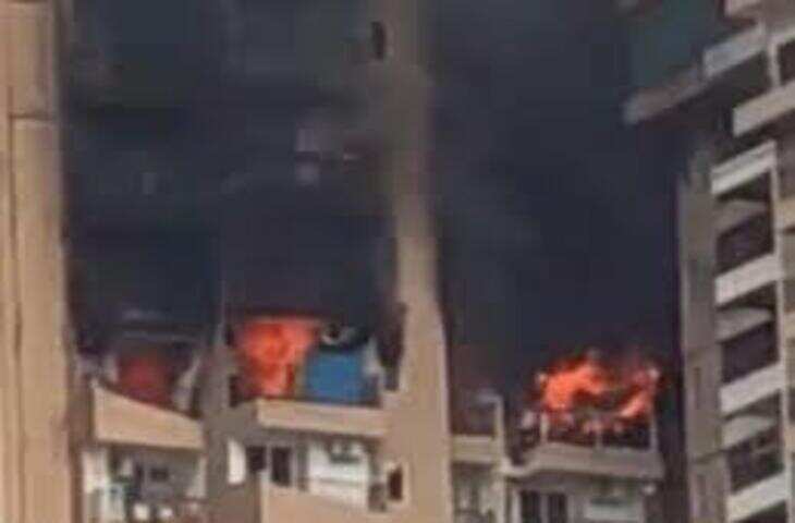 21वें फ्लोर पर AC ब्लास्ट के बाद भीषण आग, 3 फ्लैट चपेट में; वीडियो में जाने सोसाइटी में मची अफरा-तफरी