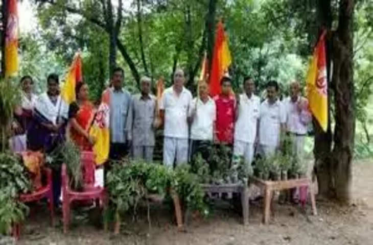 Nainital केएमवीएन कर्मियों ने नयना देवी मंदिर में किया पौधरोपण