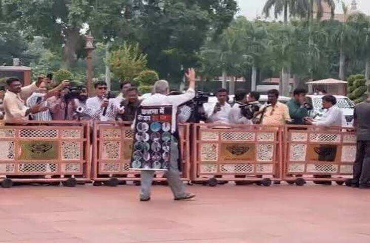 TMC सांसद कल्याण बनर्जी 20 बागी सांसदों के पोस्टर गले में डालकर पहुंचे संसद, फुटेज में जाने प्रियंका गांधी से हुई बातचीत
