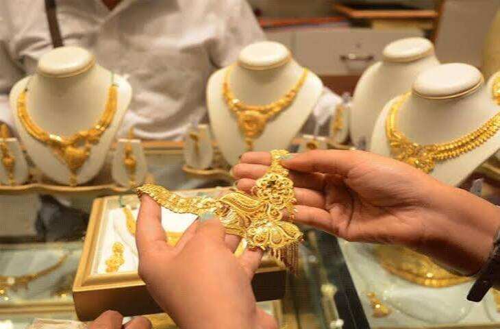 सोना-चांदी में बड़ी गिरावट: चांदी ₹3,155 टूटकर ₹2.17 लाख प्रति किलो पर पहुंची, एक महीने में ₹25 हजार सस्ती; सोना भी ₹1,079 लुढ़का