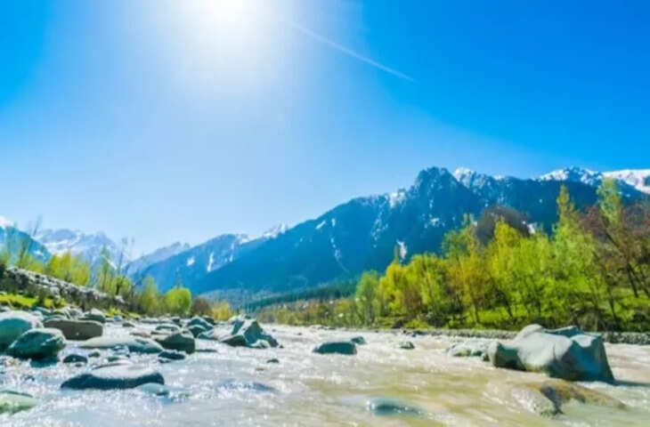 नवंबर में कहाँ जाएं घूमने? पहाड़ों की ठंडक, खूबसूरत बीच, वाइल्डलाइफ और अध्यात्म के लिए 5 परफेक्ट ट्रैवल लोकेशंस