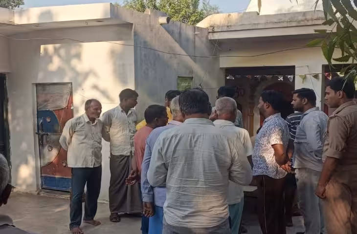 शाहजहांपुर में डबल मर्डर से सनसनी, मंदिर में दो वृद्धों को तख्त से बांधकर जिंदा जलाने का आरोप