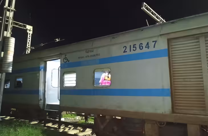 आरा जंक्शन पर महानंदा एक्सप्रेस की तीन बोगियां पटरी से उतरीं, यात्रियों में मची अफरातफरी