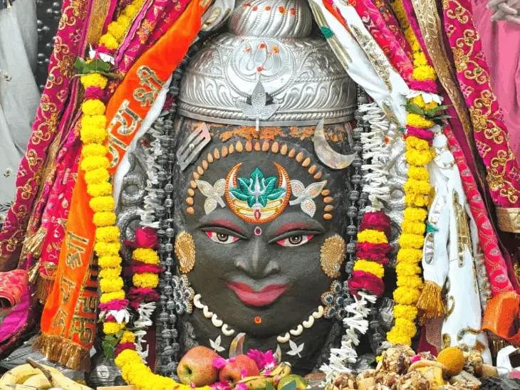 उज्जैन महाकाल मंदिर में तड़के 4 बजे खुले कपाट, भस्म आरती में बाबा महाकाल का पंचामृत अभिषेक