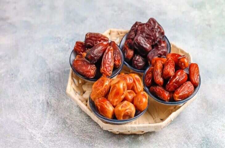 खजूर या छुहारा जाने कौन है सर्दियों में सबसे ज्यादा फायदेमंद, जाने  खाने का तरीका