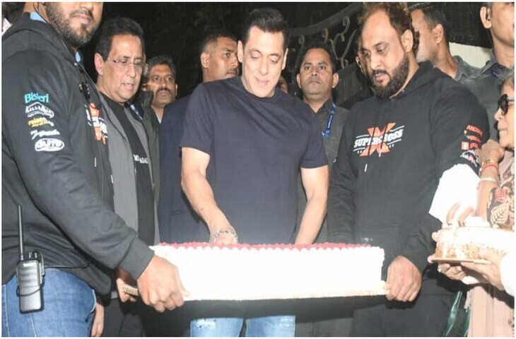 वीडियो में देखें सलमान खान के 60वें जन्मदिन पर ग्रैंड सेलिब्रेशन, पनवेल फार्महाउस में सजी सितारों की महफिल