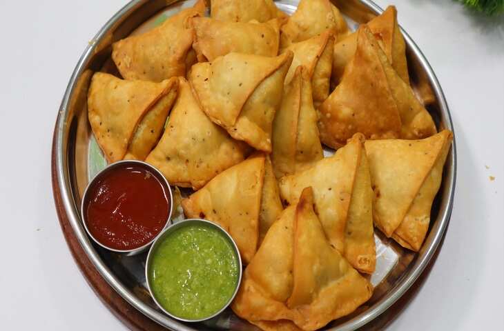 समोसे-कचौड़ी के साथ चाहिए कुछ चटपटा? घर पर बनाएं हलवाई स्टाइल इमली की चटनी