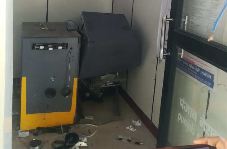 जयपुर के एटीएम में दिनदहाड़े लूट की कोशिश, वीडियो में देखें हेलमेट पहने बदमाश ने सुरक्षा गार्ड पर किया जानलेवा हमला