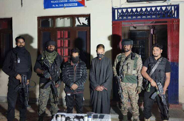 शोपियां में सुरक्षाबलों ने आतंकियों के दो मददगारों को दबोचाए हथियार और गोला-बारूद बरामद