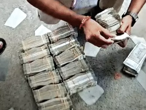 पटना में इनोवा क्रिस्टा से 30 लाख रुपये कैश बरामद, हवाला कारोबार से जुड़े होने की आशंका