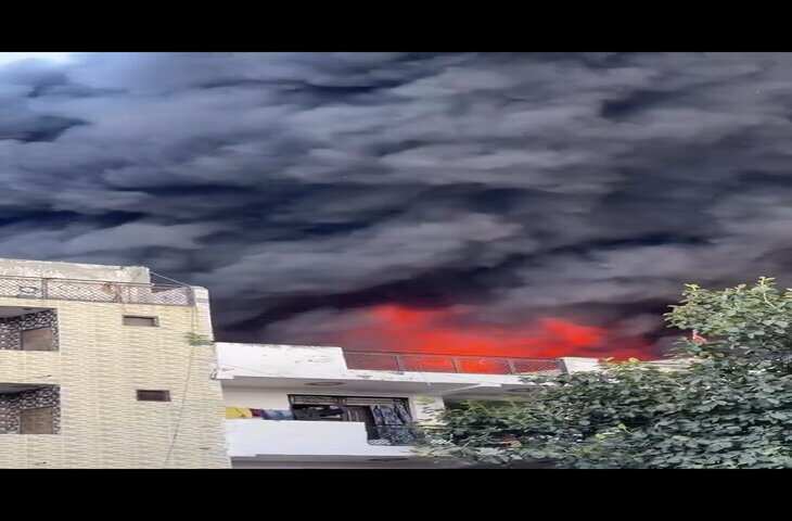 Delhi Fire: न्यू अशोक नगर के गोदाम में लगी भीषण आग, कई लोगों के हताहत होने का दावा