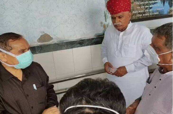 स्वाइन फ्लू पॉजिटिव किरोड़ी लाल मीणा से मिलने पहुंचे स्वास्थ्य मंत्री, वीडियो में देंखे डॉक्टरों ने ICU गेट पर रोका
