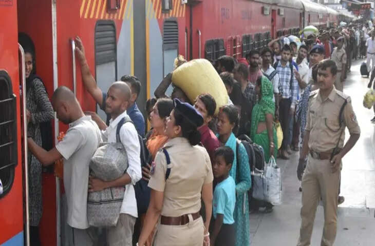 गोरखपुर स्टेशन पर काठगोदाम-हावड़ा बाघ एक्सप्रेस का प्लेटफॉर्म बदलने से यात्री परेशान