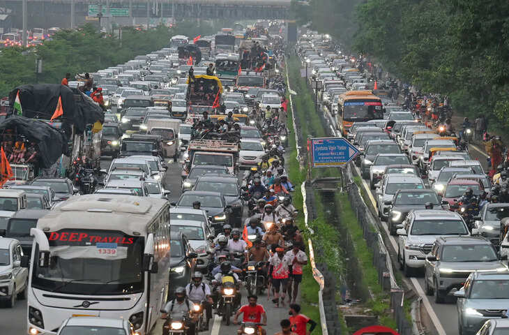 दिल्ली-NCR में आज कई रास्तों पर लग सकता है जाम, घर से निकलने से पहले जान लें ट्रैफिक अपडेट