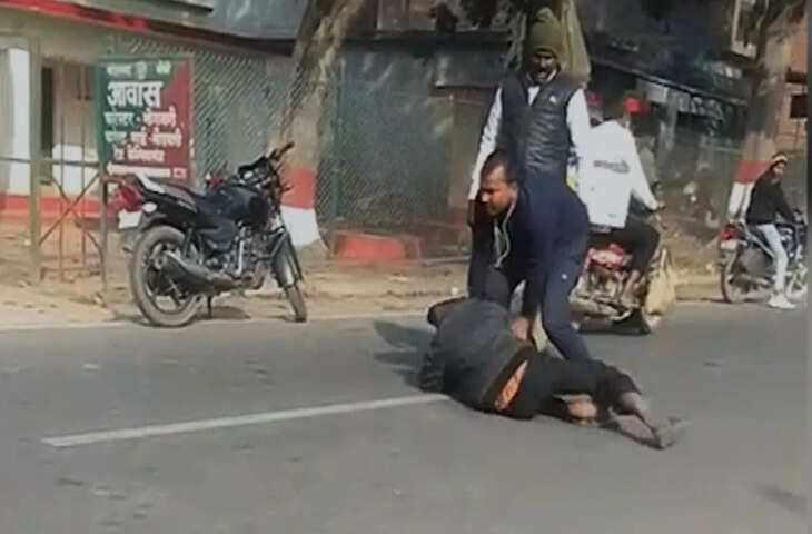 गोरखपुर में फॉरेस्ट गार्ड की दबंगई, किसान को बीच सड़क पर डंडे से पीटा, Video वायरल होने पर सस्पेंड