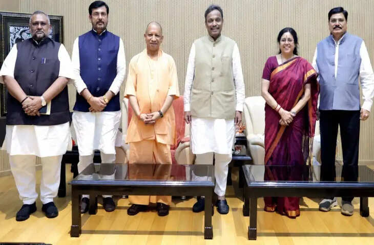 यूपी के दो दिवसीय दौरे पर लखनऊ पहुंचे विनोद तावड़े, प्रदेश कार्यालय में नेताओं के साथ की बैठक