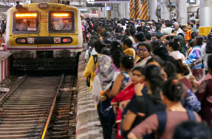 मुंबई में लोकल ट्रेन सेवाएं प्रभावित, 80 ट्रेनें रद्द; कई 90 मिनट तक लेट, ट्रैक पर मिले 3 शव