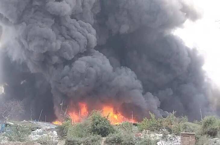 गाजियाबाद के कनवानी गांव में भीषण आग, 200 झुग्गियां जलकर खाक, वीडियो में देंखे सिलेंडर धमाकों से मचा हड़कंप