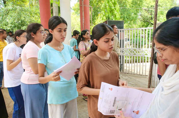 NEET RE-Exam में अंडरगारमेंट्स में मोबाइल छिपाकर पहुंची थी छात्रा! पकड़ में आते ही पहुँच गई जेल, जाने पूरा मामला&nbsp;&nbsp;