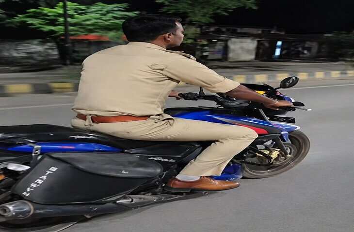 पुलिस बनाम आम आदमी का वायरल वीडियो: चालान के बाद शख्स ने पीछा कर पूछा &ldquo;आपका हेलमेट कहां है?&rdquo;, देखें पूरा मामला
