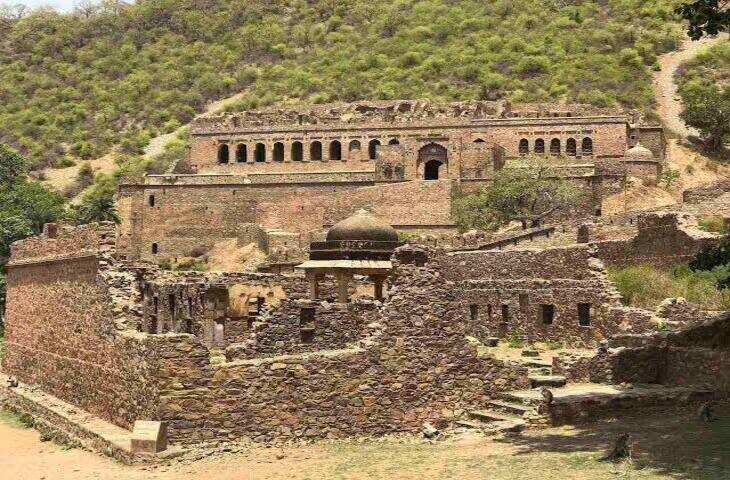 राजस्थान का भानगढ़ किला अपनी ऐतिहासिक विरासत के साथ-साथ रहस्यमयी कहानियों के लिए भी देशभर में प्रसिद्ध है। अलवर जिले के सरिस्का क्षेत्र के पास स्थित यह किला कभी एक समृद्ध नगर का हिस्सा था। आज इसके खंडहर राजस्थान के प्रमुख ऐतिहासिक और पर्यटन स्थलों में गिने जाते हैं।  भानगढ़ किले का निर्माण भानगढ़ के निर्माण का श्रेय आम तौर पर आमेर के राजा भगवंत दास को दिया जाता है। माना जाता है कि उन्होंने 16वीं शताब्दी के उत्तरार्ध में भानगढ़ नगर की स्थापना की थी। बाद में उनके पुत्र माधो सिंह ने इस क्षेत्र को विकसित किया।किले के आसपास कभी एक पूरा नगर बसा हुआ था। बाजार, मंदिर, हवेलियां और आवासीय क्षेत्र इसकी समृद्धि की कहानी बताते थे। आज इनमें से अधिकांश इमारतें खंडहर में बदल चुकी हैं।  भानगढ़ से जुड़ी रहस्यमयी कहानी भानगढ़ की लोकप्रियता का सबसे बड़ा कारण इससे जुड़ी लोककथाएं हैं। एक प्रसिद्ध कहानी के अनुसार, यहां रहने वाली राजकुमारी रत्नावती बेहद सुंदर थीं। एक तांत्रिक को उनसे प्रेम हो गया था। लोककथा में कहा जाता है कि उसने राजकुमारी को अपने वश में करने का प्रयास किया, लेकिन उसका यह प्रयास विफल रहा।कहानी के अनुसार, तांत्रिक ने भानगढ़ को श्राप दिया, जिसके बाद नगर का विनाश हो गया। एक अन्य लोककथा में कहा जाता है कि भानगढ़ के विनाश का कारण एक साधु का श्राप था।हालांकि, इन कहानियों का ऐतिहासिक प्रमाण नहीं है और इन्हें मुख्य रूप से स्थानीय लोककथाओं के रूप में देखा जाता है।  किले में मौजूद हैं कई प्राचीन मंदिर भानगढ़ परिसर में कई पुराने मंदिर आज भी मौजूद हैं। इनमें गोपाल जी मंदिर, सोमेश्वर मंदिर, केशव राय मंदिर और मंगला देवी मंदिर प्रमुख हैं। इन मंदिरों की स्थापत्य शैली और पत्थर पर की गई नक्काशी उस दौर की कला को दर्शाती है।किले के भीतर पुराने बाजार और हवेलियों के अवशेष भी देखे जा सकते हैं। इन खंडहरों से अंदाजा लगाया जा सकता है कि कभी यहां एक व्यवस्थित और आबाद नगर हुआ करता था।  सूर्यास्त के बाद प्रवेश पर रोक भानगढ़ को लेकर सबसे चर्चित बात यह है कि यहां सूर्योदय से सूर्यास्त तक ही पर्यटकों के प्रवेश की अनुमति है। सूर्यास्त के बाद किले में प्रवेश प्रतिबंधित है।यह प्रतिबंध अक्सर किले से जुड़ी भूत-प्रेत की कहानियों से जोड़कर देखा जाता है, लेकिन वास्तव में ऐतिहासिक स्मारकों में सुरक्षा और संरक्षण के कारण निर्धारित समय के बाद प्रवेश पर रोक होना असामान्य नहीं है।  पर्यटन का प्रमुख केंद्र आज भानगढ़ किला राजस्थान के प्रमुख पर्यटन स्थलों में शामिल है। देश-विदेश से पर्यटक यहां इसके प्राचीन स्थापत्य, प्राकृतिक वातावरण और रहस्यमयी लोककथाओं को जानने के लिए पहुंचते हैं।भानगढ़ की खासियत यह है कि यहां इतिहास और लोककथाएं एक-दूसरे से जुड़ी हुई दिखाई देती हैं। दिन के समय यहां पर्यटक प्राचीन मंदिरों, बाजारों और महलों के अवशेषों को देख सकते हैं।  इतिहास और रहस्य का अनोखा मेल भानगढ़ किला राजस्थान की उन ऐतिहासिक धरोहरों में से है, जहां वास्तविक इतिहास और लोकविश्वास दोनों मौजूद हैं। किले के निर्माण और पुराने नगर से जुड़ी ऐतिहासिक जानकारी इसे महत्वपूर्ण बनाती है, जबकि श्राप और रहस्य की कहानियां इसे अन्य ऐतिहासिक स्थलों से अलग पहचान देती हैं।