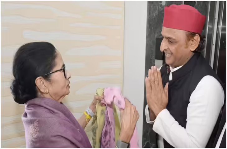 अखिलेश यादव की ममता बनर्जी से मुलाकात ने बढ़ाया राजनीतिक तापमान, कहा- 'दीदी आप हारी नहीं हैं...'