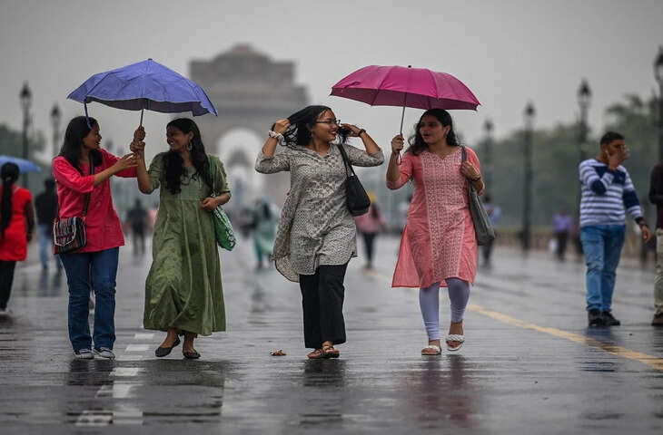 दिल्ली-NCR में मौसम ने बदली करवट, आसमान में छाए बादल; भारी बारिश को लेकर ऑरेंज अलर्ट जारी