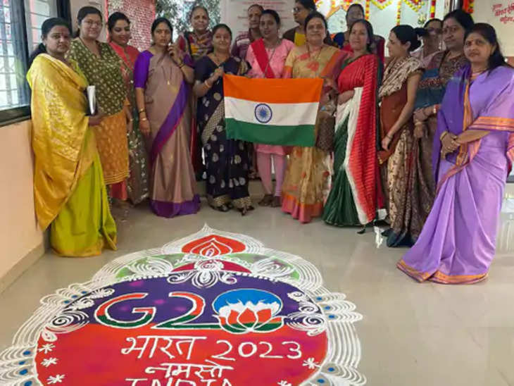 Nashik पीएम नरेंद्र मोदी के सम्मान में भाजपा महिला मोर्चा द्वारा जी-20 के लोगो की रंगोली सहित विभिन्न गतिविधियां