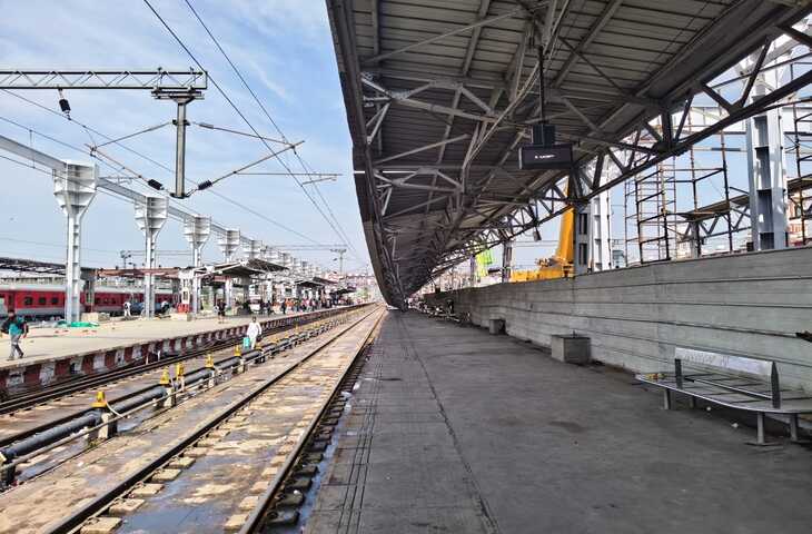 चारबाग रेलवे स्टेशन पर बड़ा हादसा, प्लेटफॉर्म नंबर-5 का टिन शेड गिरा, फुटेज में जाने टीटीई समेत 3 लोग गंभीर घायल