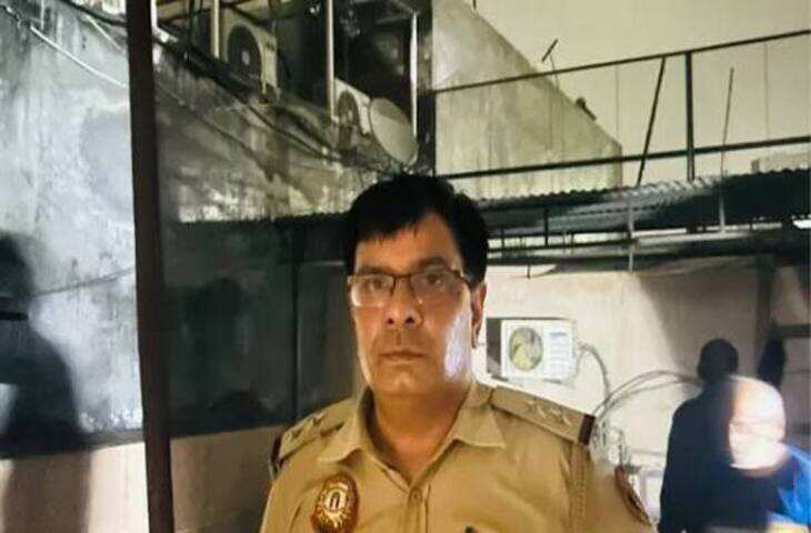 अलीगढ़ में दिनदहाड़े 50 लाख की लूट: 4 साल की मासूम की गर्दन पर चाकू रखकर बदमाशों ने परिवार को बनाया बंधक