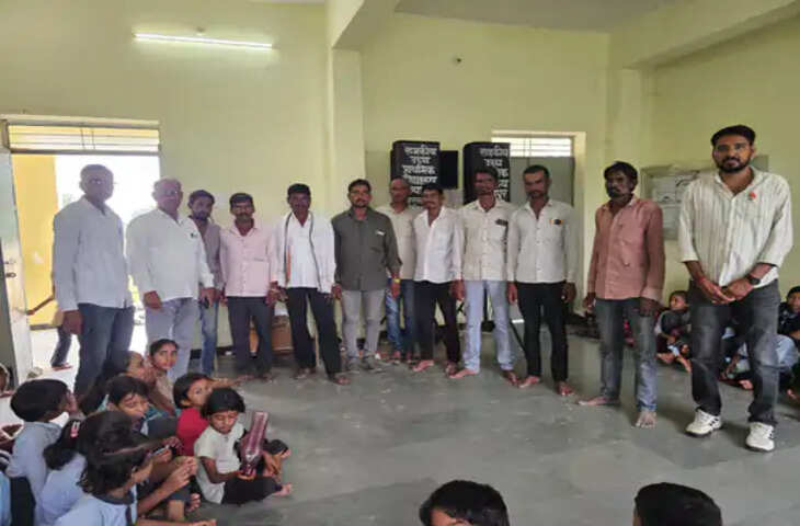 चम्पापुर स्कूल को दानदाताओं के सहयोग से साउंड सिस्टम और कंप्यूटर सेट मिले