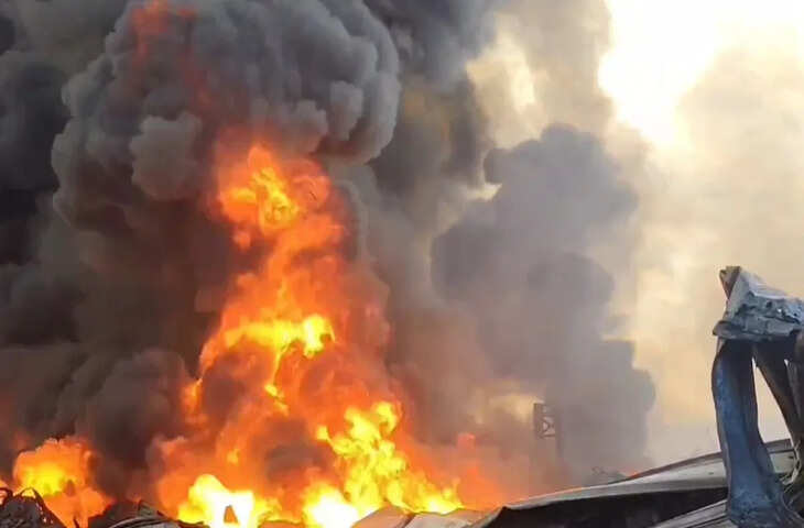 भिवंडी में कई गोदामों में आग लग गई