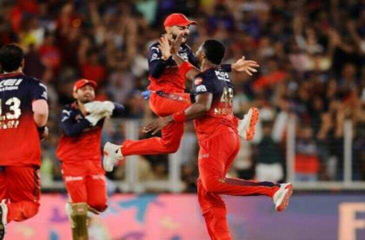 18 नंबर की जर्सी के साथ कपल ने बेटे का नाम किया रिवील, Video में देखने को मिला RCB और विराट कोहली का जबरदस्त क्रेज