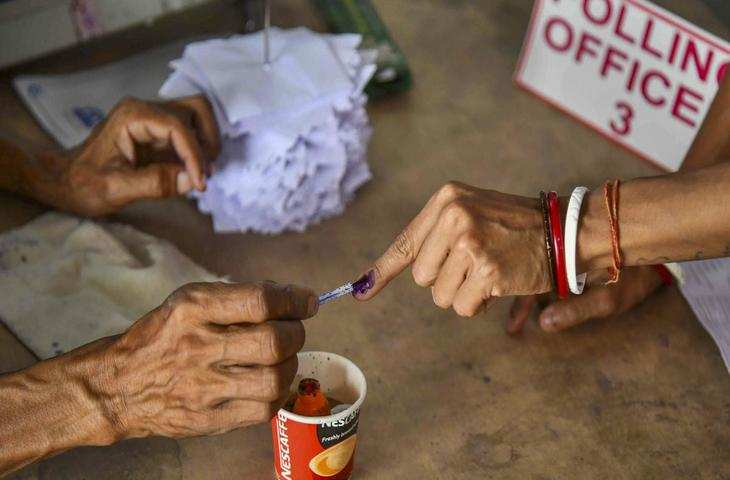 Kochi केरल के कन्नूर में 92 वर्षीय महिला के घर पर मतदान में 'बाहरी हस्तक्षेप' पर चार मतदान अधिकारी निलंबित