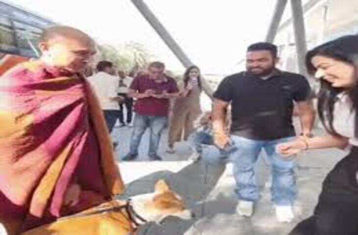 कोलकाता की गलियों से वैश्विक शांति यात्रा तक: स्ट्रे डॉग &lsquo;आलोका&rsquo; बना पीस का ब्रांड एंबेसडर, वीडियो में देंखे गुरुग्राम में उमड़ी भीड़