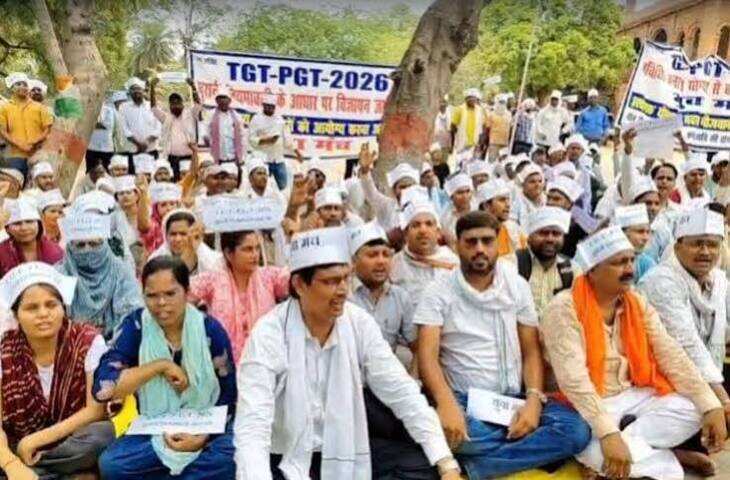 धरना स्थल से 150 TGT-PGT अभ्यर्थियों को पुलिस ने उठाया, रात 2 बजे एंबुलेंस से ले गए; 5 अभ्यर्थी कर रहे थे आमरण अनशन
