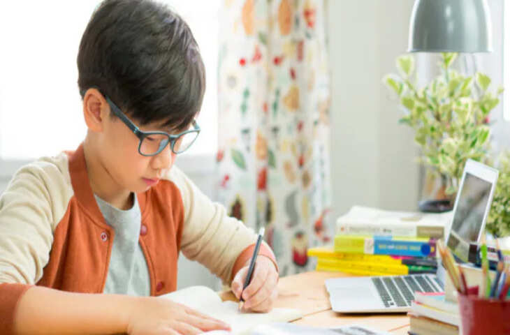 Vastu Tips for Study: इस दिशा में बैठकर पढ़ने से बच्चे होंगे तेज-तर्रार, पढ़ाई में आएगी कमाल की प्रगति