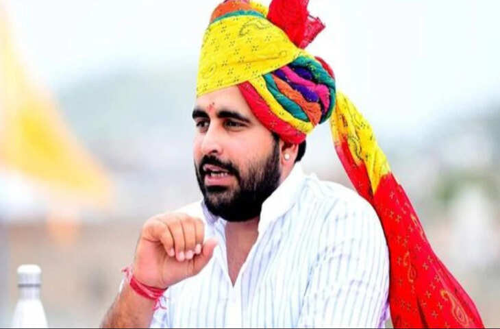 बाड़मेर के गिरल गांव में 26 दिन से जारी धरने में शामिल हुए विधायक रविंद्र सिंह भाटी, वीडियो में देखें रात किसानों के साथ बिताई