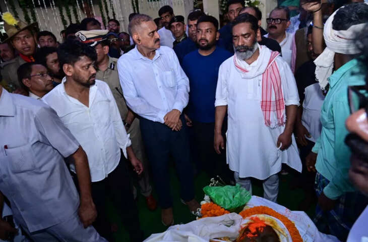 झारखंड के मुख्यमंत्री हेमंत सोरेन ने पिता दिशोम गुरु शिबू सोरेन को दी पारंपरिक रिवाजों के साथ अंतिम विदाई