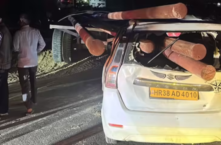 बारात से लौट रही ट्रैवलर कार बिजली पोल से टकराई, वीडियो में देंखे आग लगने से बाल-बाल बचे 6 लोग