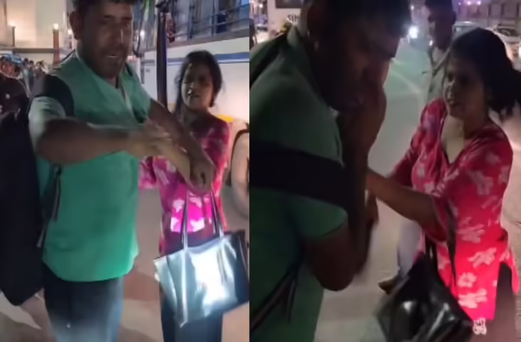 छेड़छाड़ करने का आरोप पड़ा भारी! बस स्टैंड के पास महिला ने बीच सड़क चप्पलों से पीटा, छोड़ने की गुहार लगाता रहा युवक​​​​​​​