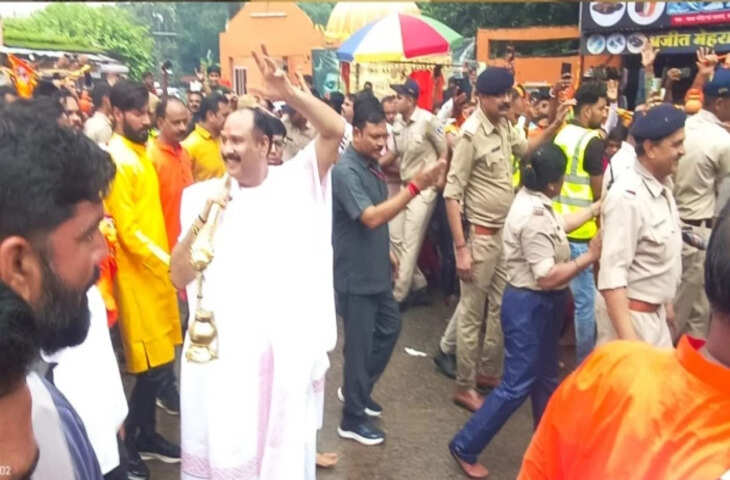 सावन और प्रदोष का दुर्लभ महासंयोग: सीहोर में 11 KM लंबी कांवड़ यात्रा, सीवन नदी से कुबेरेश्वर धाम तक गूंजा हर-हर महादेव