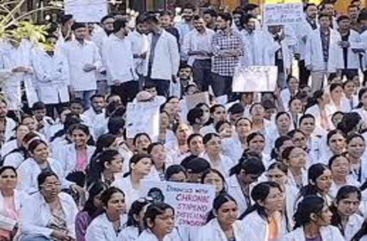 उज्जैन में आयुर्वेद छात्रों ने कॉलेज-अस्पताल के गेट पर जड़ा ताला: स्टाइपेंड बढ़ाने की मांग को लेकर 7 दिन से प्रदर्शन, डॉक्टरों और मरीजों को भी रोका
