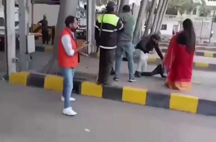 VIDEO: टोल पर महिला वकील के साथ मारपीट, टोल के साथ खून मांगने के बाद हुआ बवाल&nbsp;