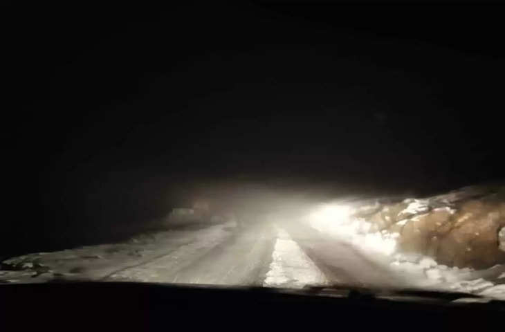 Manali लाहौल-स्पीति में बारालाचा दर्रे पर ताजा हिमपात के बाद मनाली-लेह राजमार्ग बंद